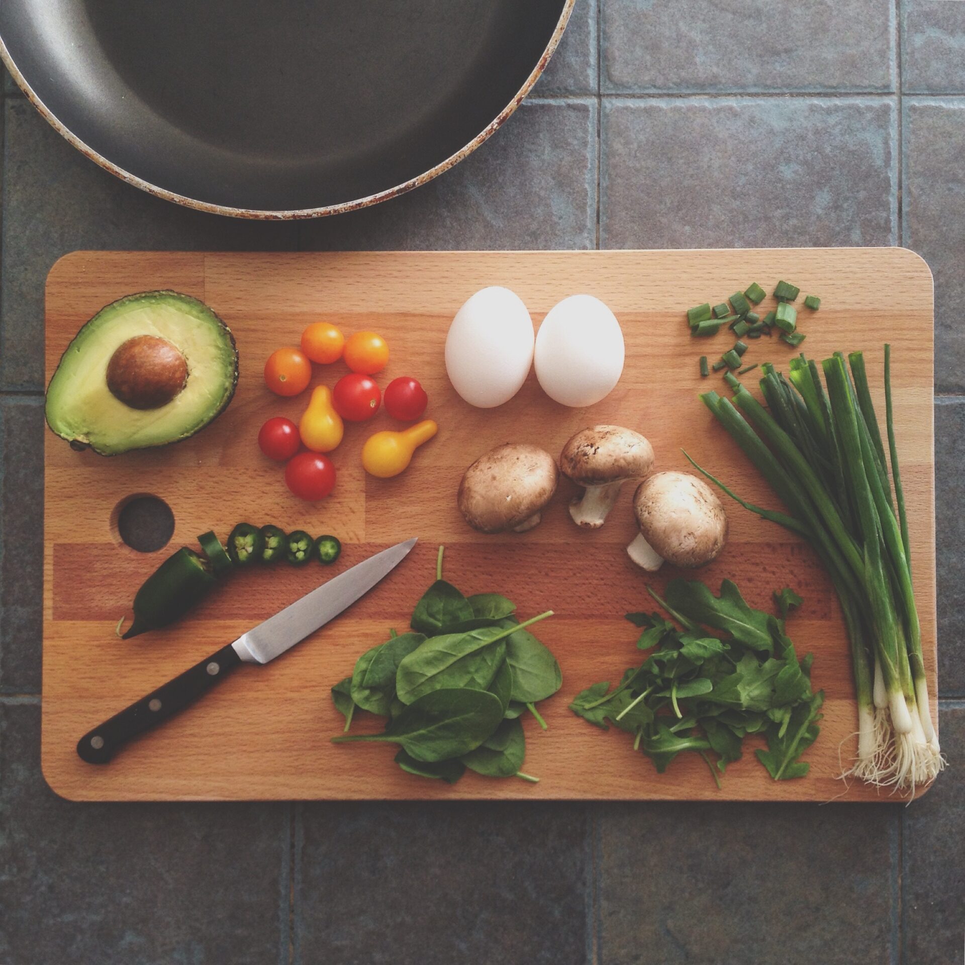 Top view of a cutting board with different fresh ingredients on top.